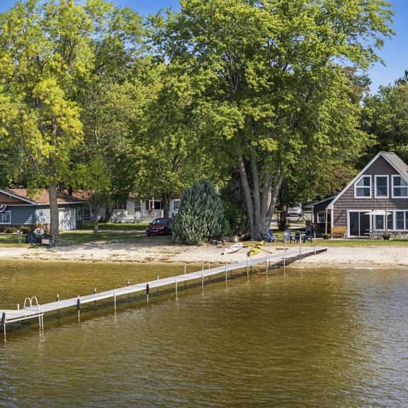 Chalet on the Shore of Houghton Lake - Image 1