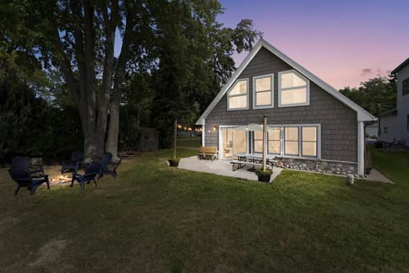 Chalet on the Shore of Houghton Lake - Image 3