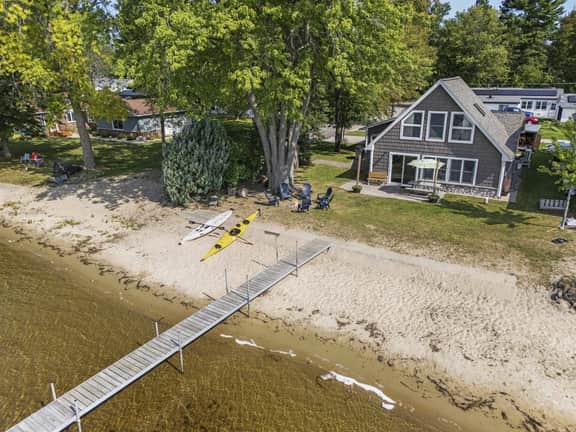 Chalet on the Shore of Houghton Lake - Image 2