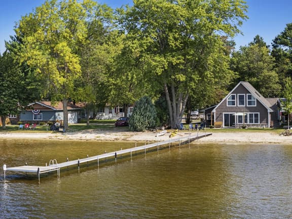 Chalet on the Shore of Houghton Lake - Image 1